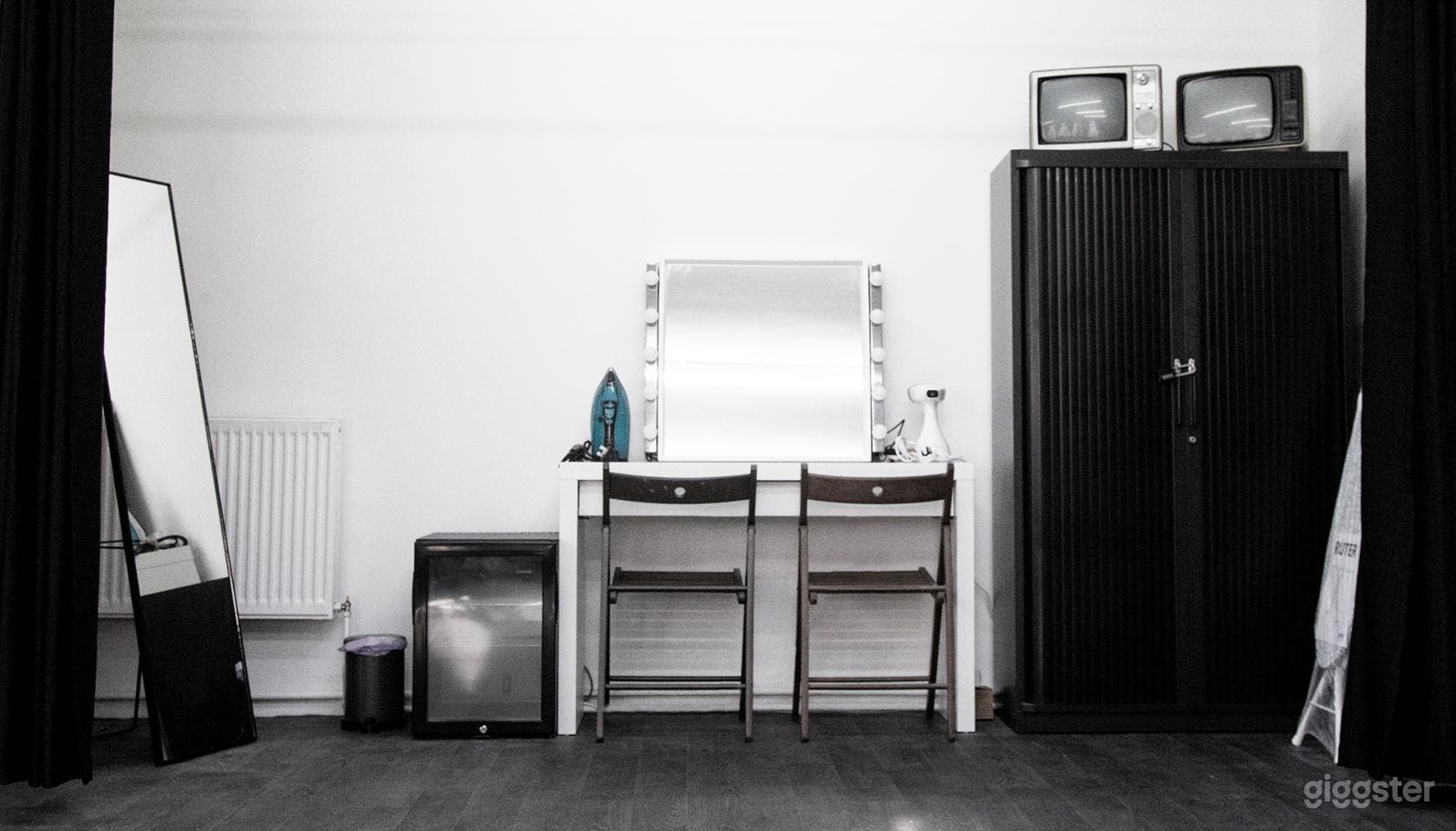 Monochromatic Brick-walled Photo Studio with Abundant Lighting Photo 3