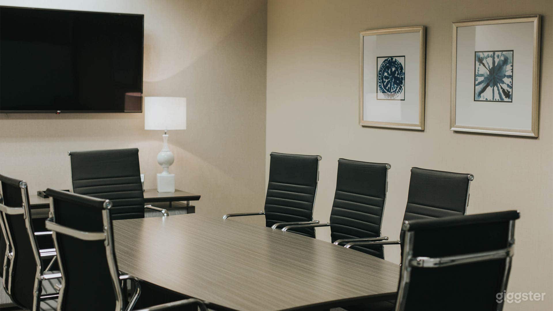 Convenient 8-Person Meeting Room in Dallas Photo 1