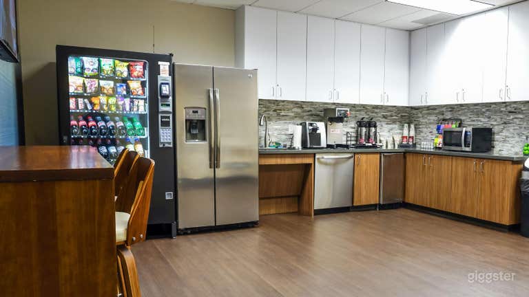  Convenient 8-Person Meeting Room in Dallas 