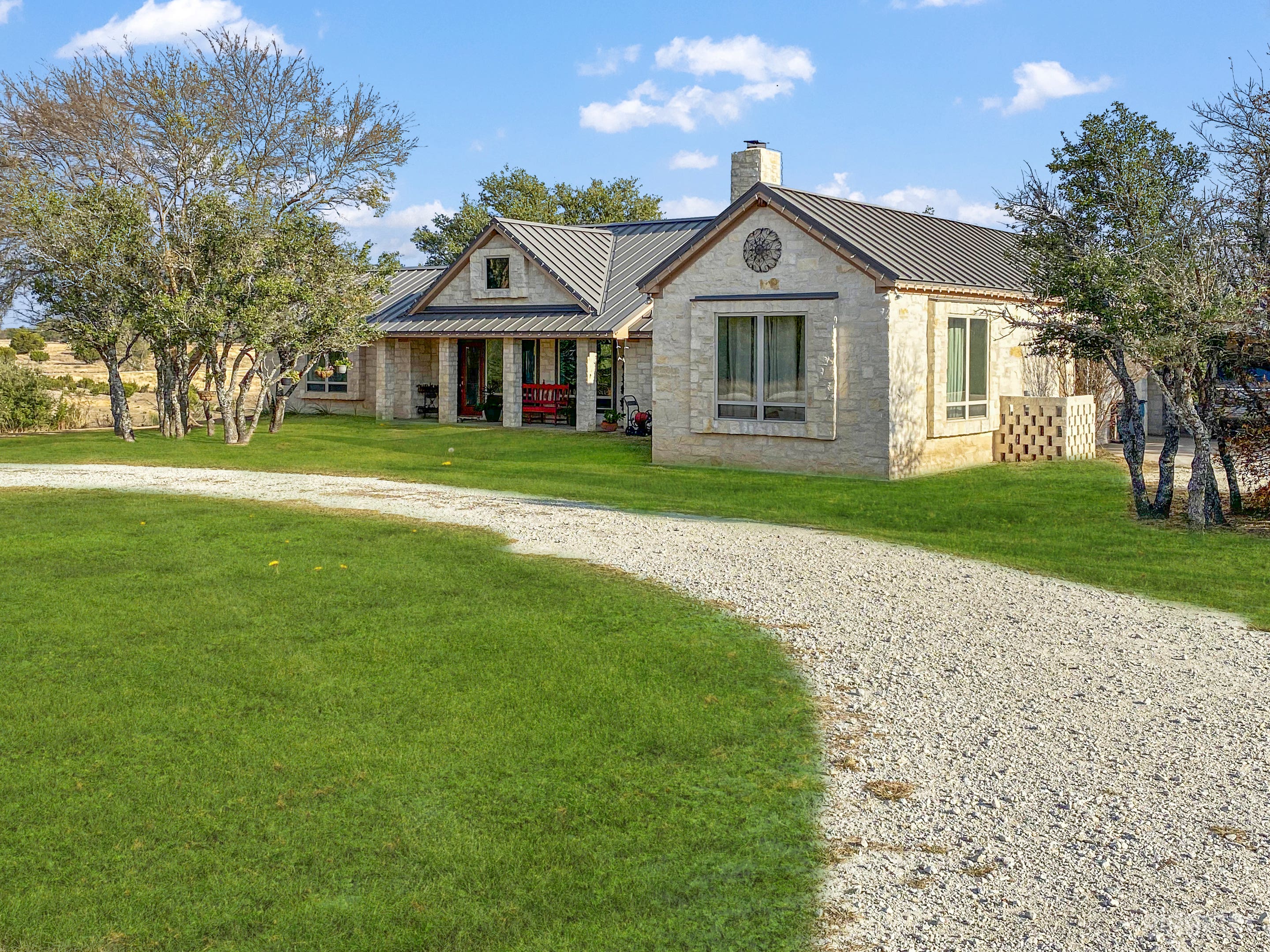 Private 17-Acre Farm Shoot Location w/ Pond &amp; Pool Photo 3