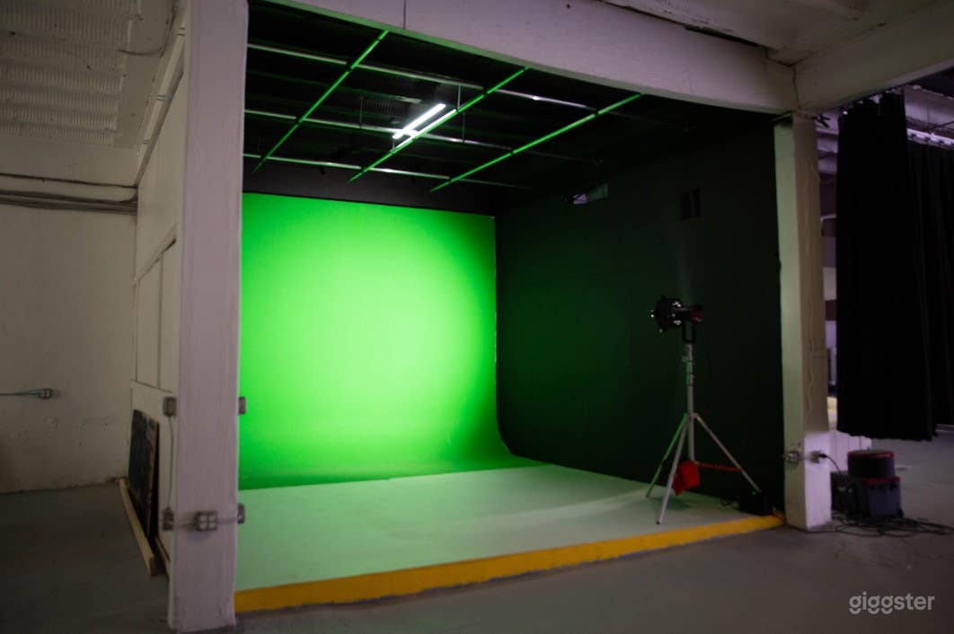 Green Chroma Cyc Screen in Pittsburgh  Photo 3