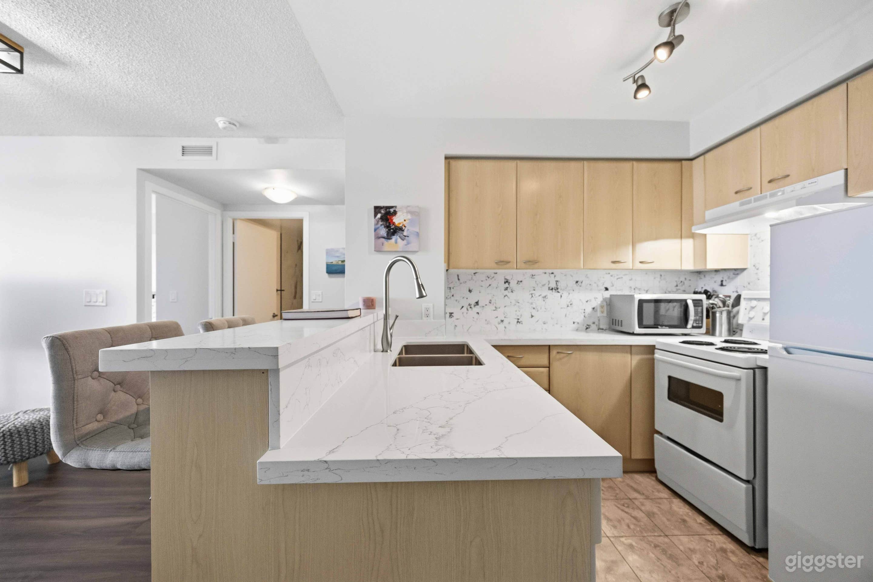 Elevated Condo Experience Modern Style Photo 4