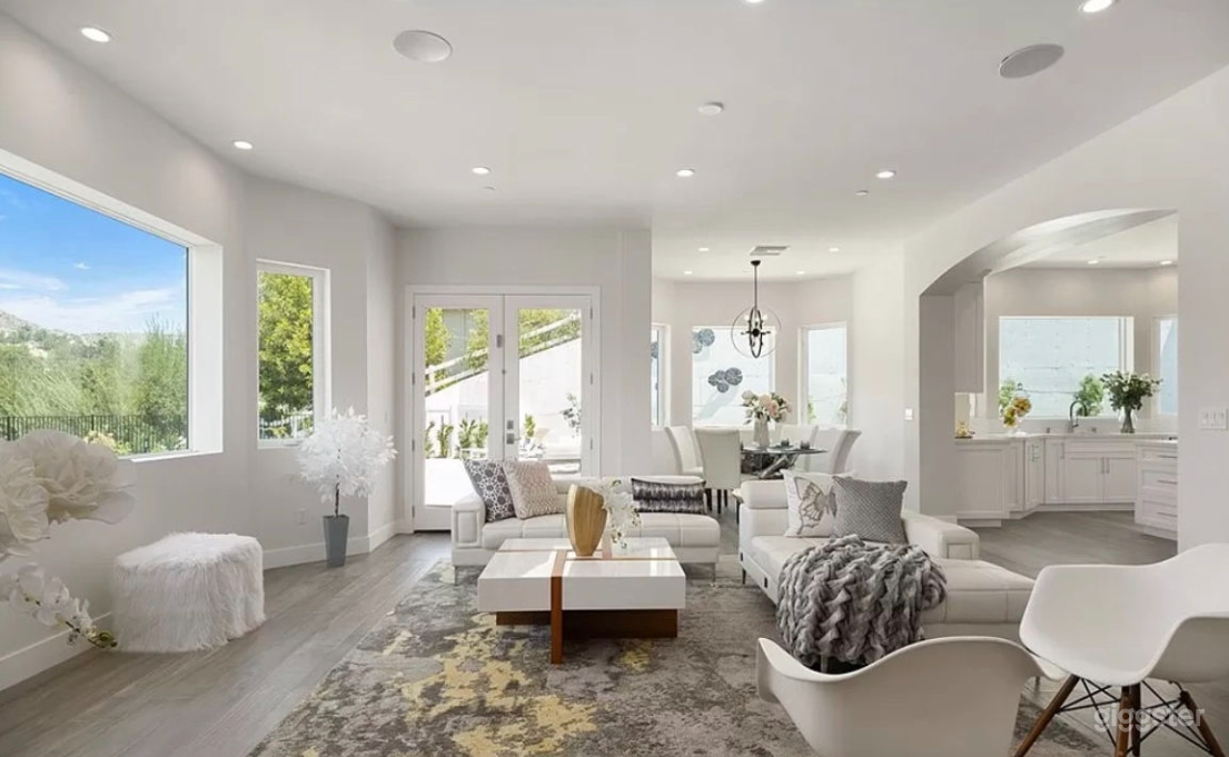 Beautiful &amp; Secluded Mansion in Bell Canyon  Photo 2