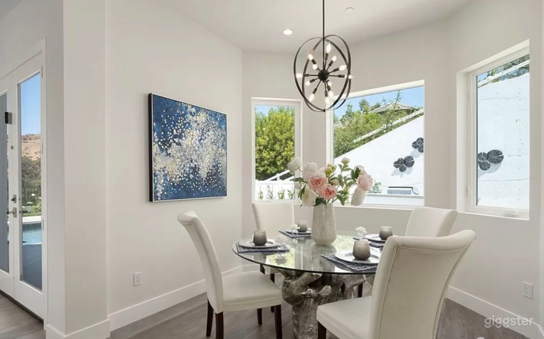 Beautiful &amp; Secluded Mansion in Bell Canyon  Photo 3