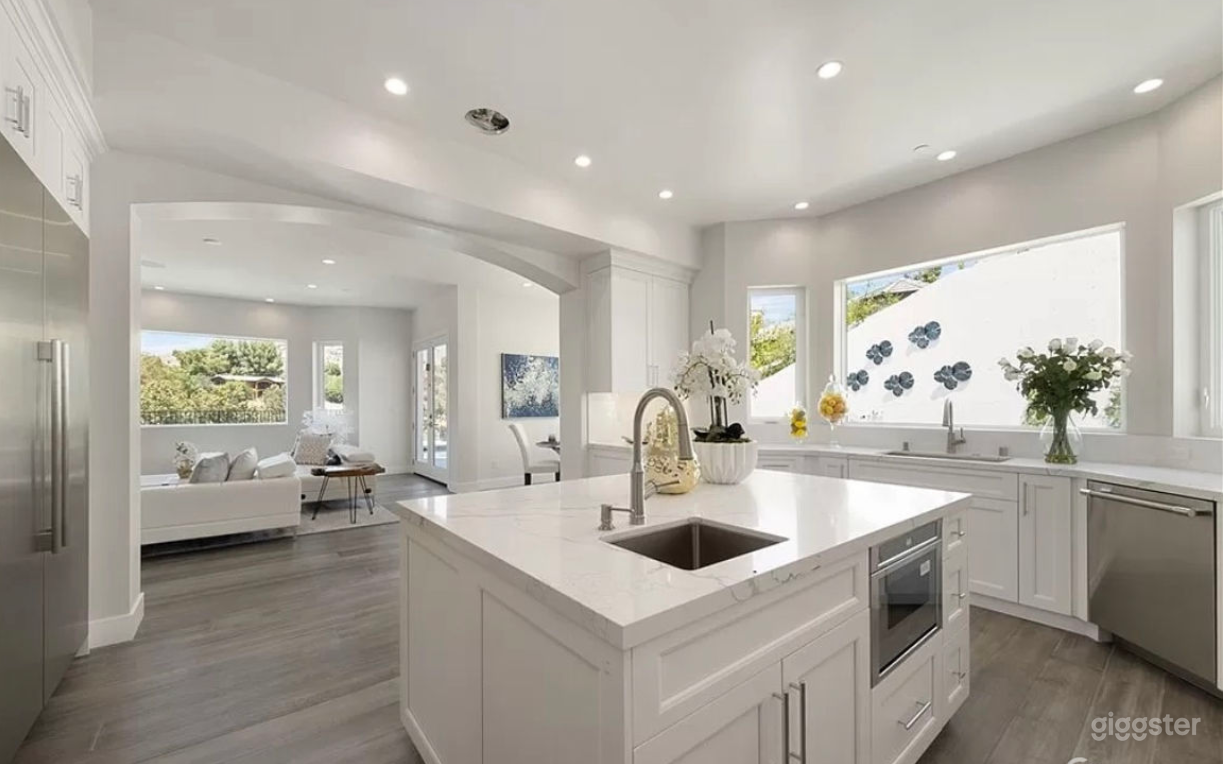 Beautiful &amp; Secluded Mansion in Bell Canyon  Photo 4