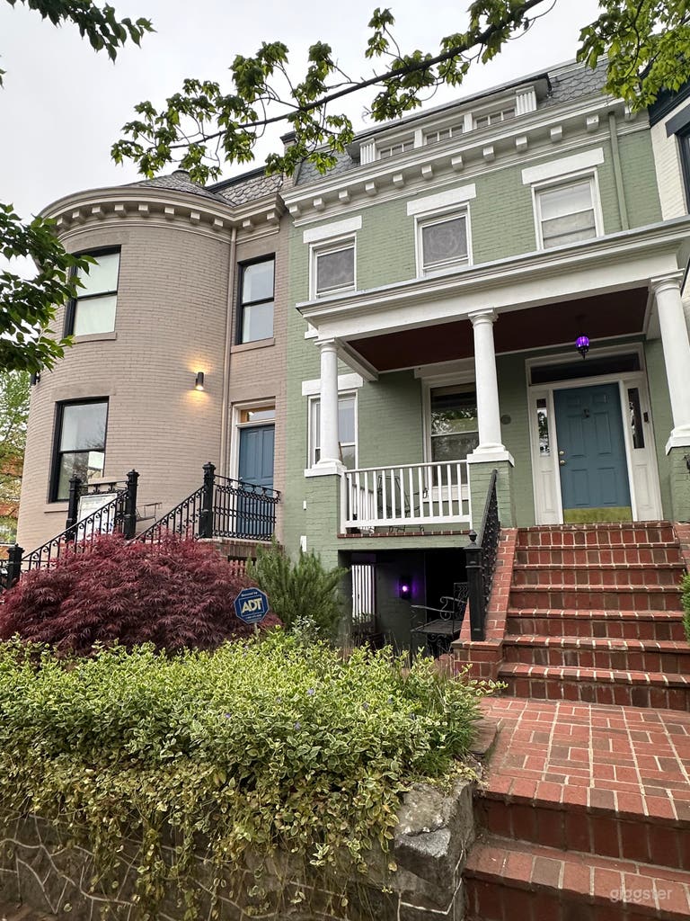  Transitional Contemporary Rowhouse on Capitol Hill 