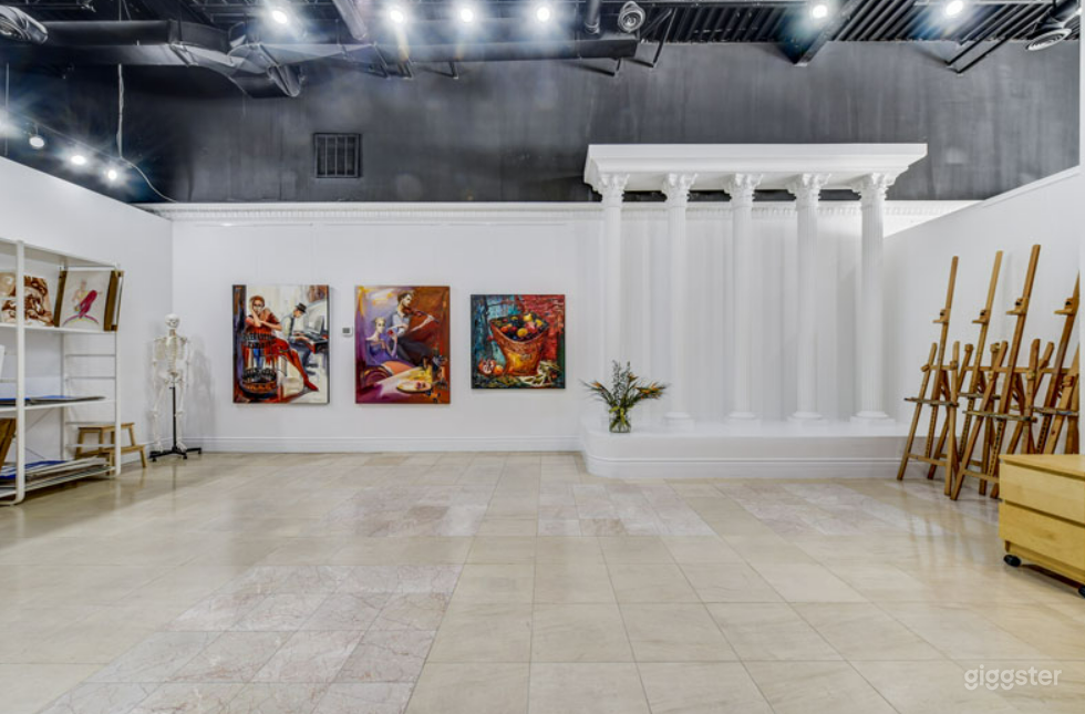 Studio 2 includes a platform with greek columns, perfect for a refined atmosphere.