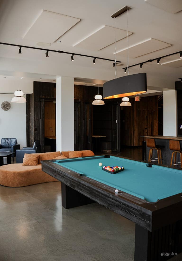  Salon au design élégant avec table de billard 