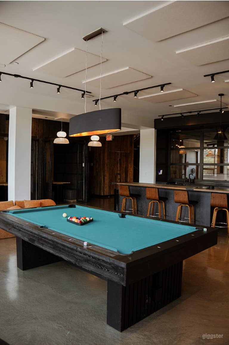  Salon au design élégant avec table de billard 