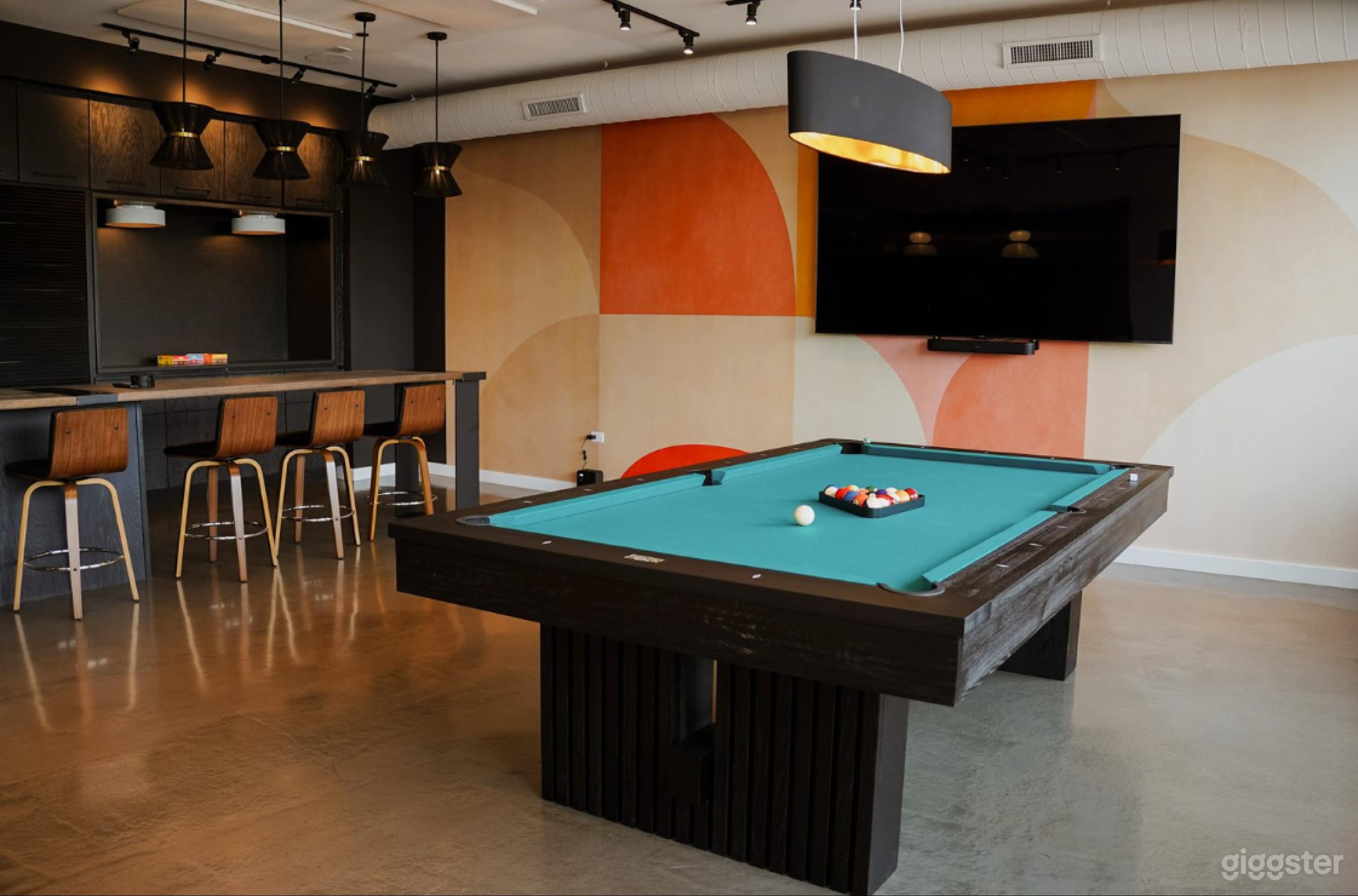 Stylishly Designed Lounge With Pool Table Photo 3