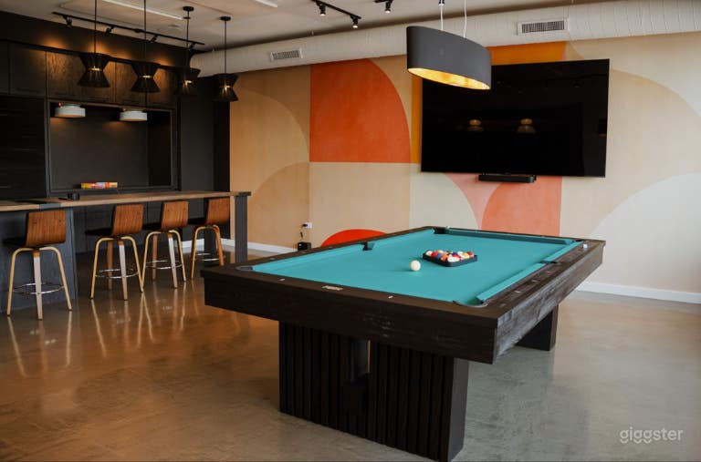  Salon au design élégant avec table de billard 