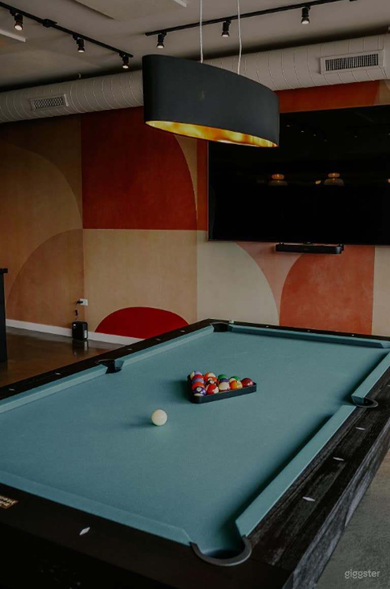  Salon au design élégant avec table de billard 