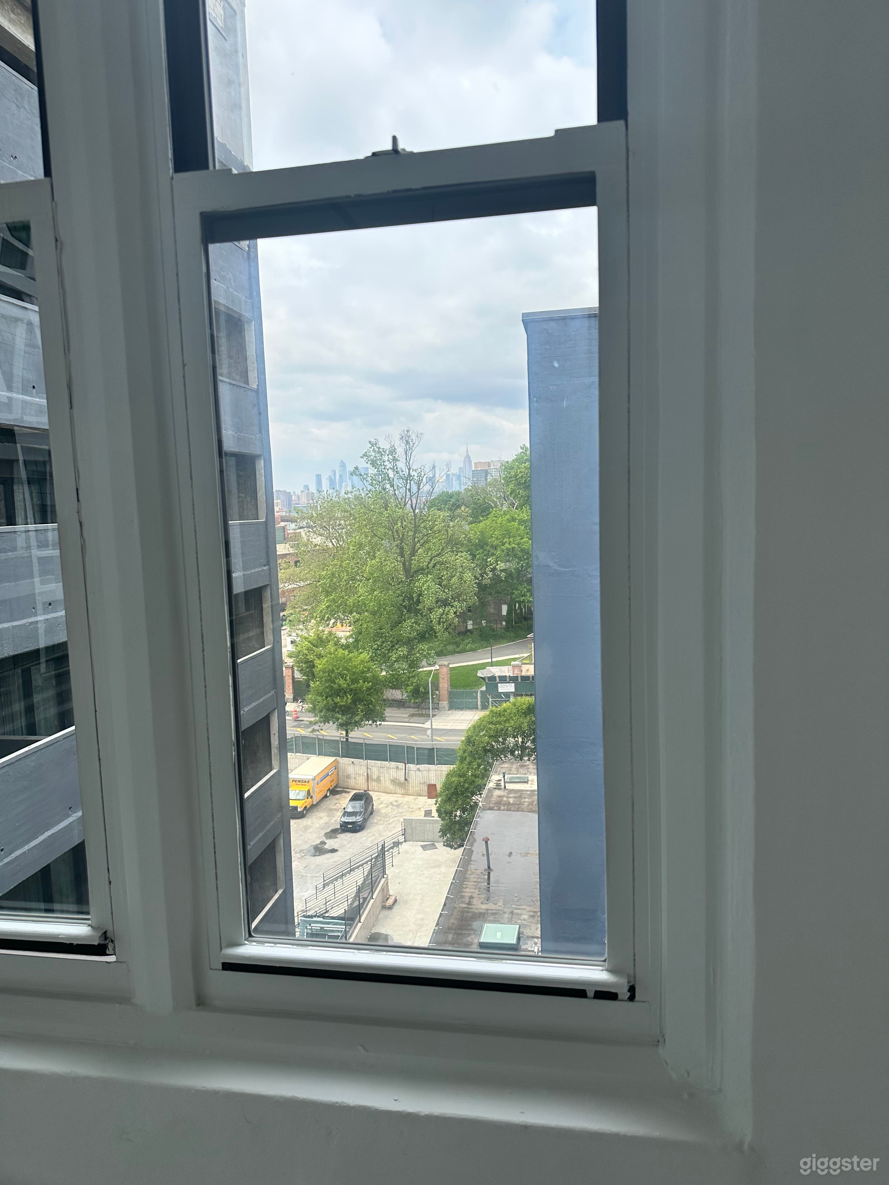 Industrial Penthouse w/ Skyline View Photo 2