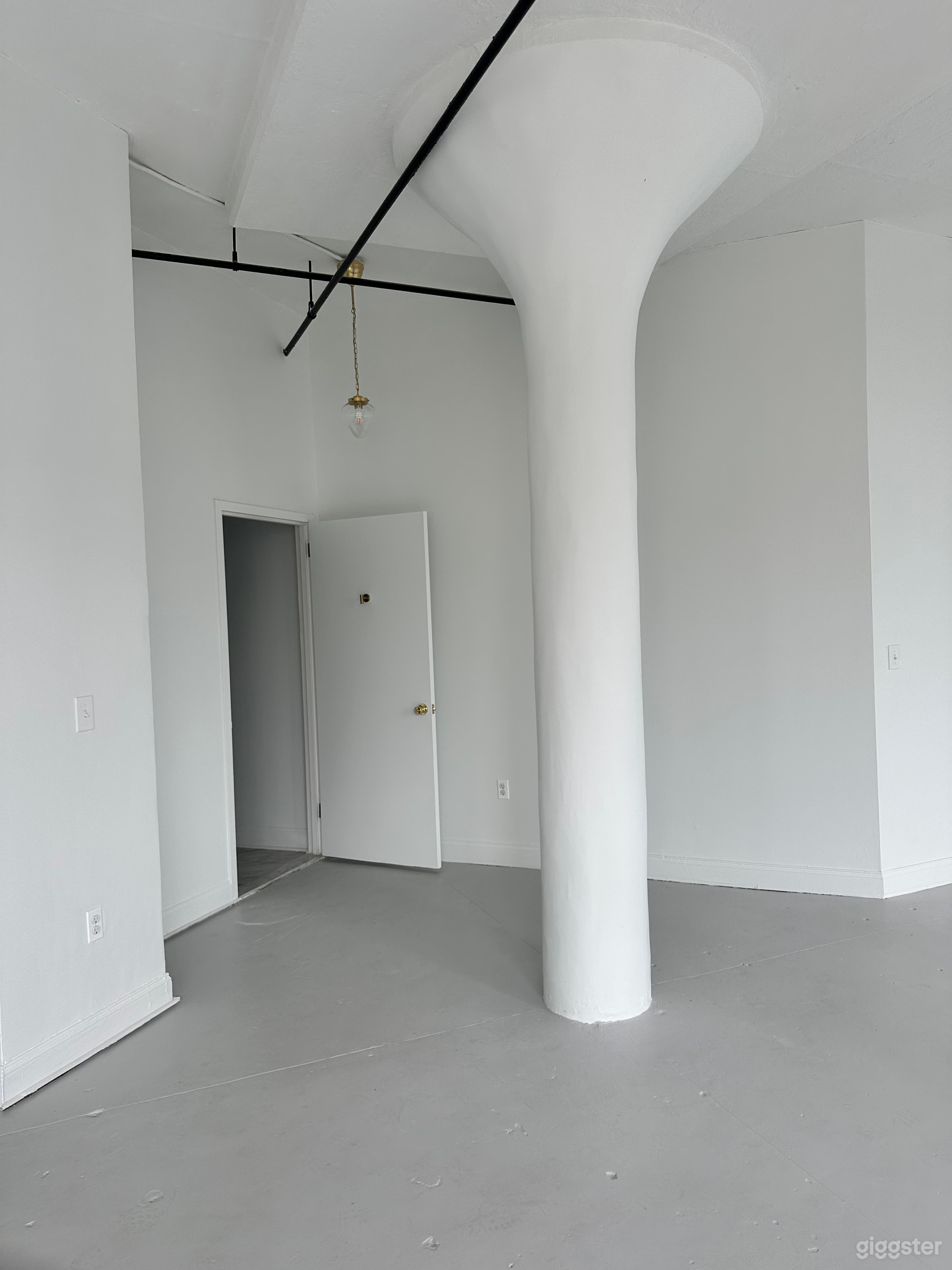 Industrial Penthouse w/ Skyline View Photo 3