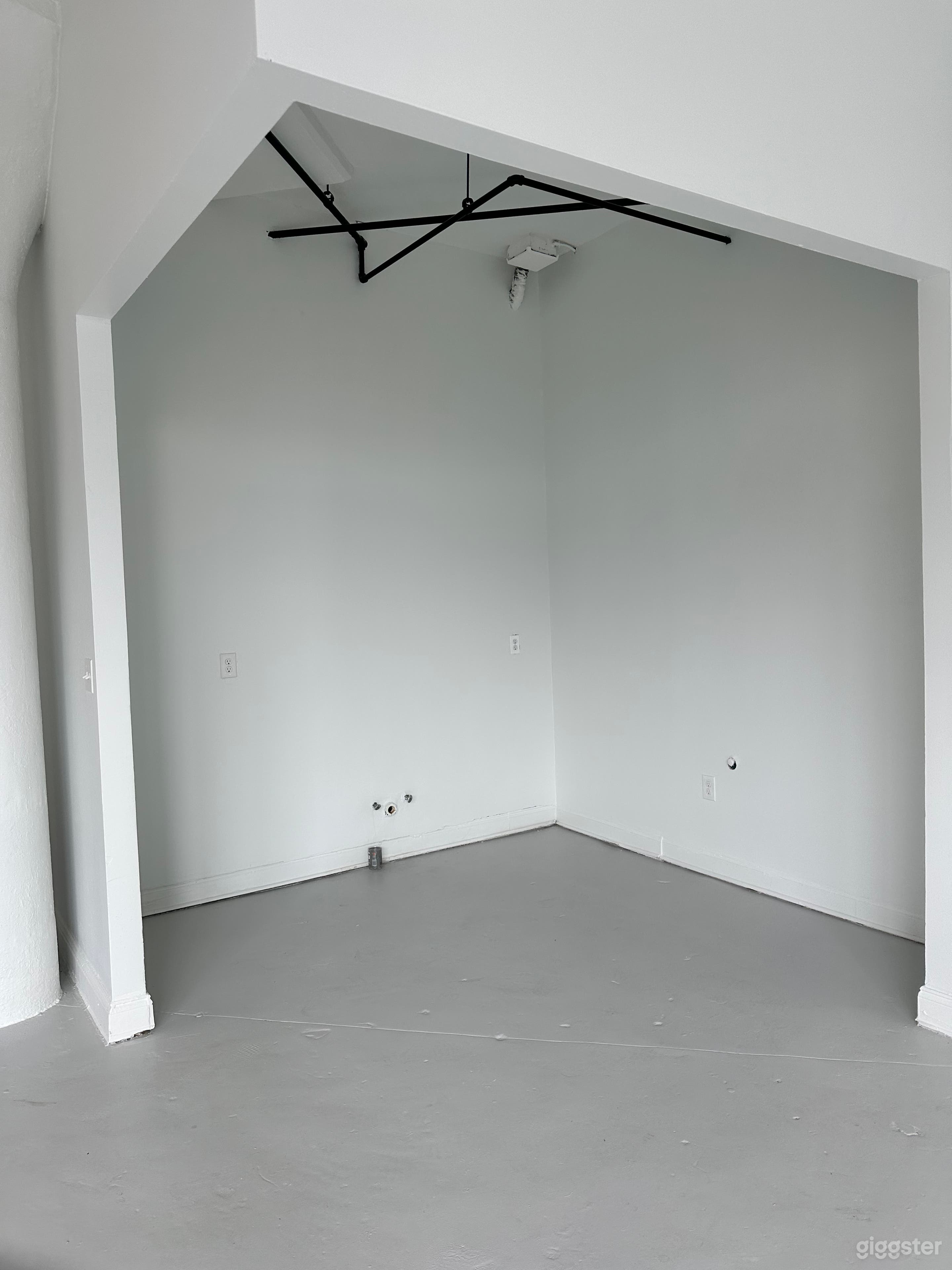 Industrial Penthouse w/ Skyline View Photo 4