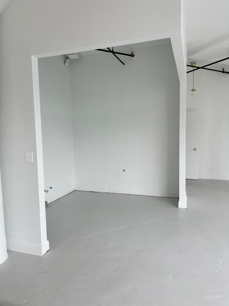  Industrial Penthouse w/ Skyline View 