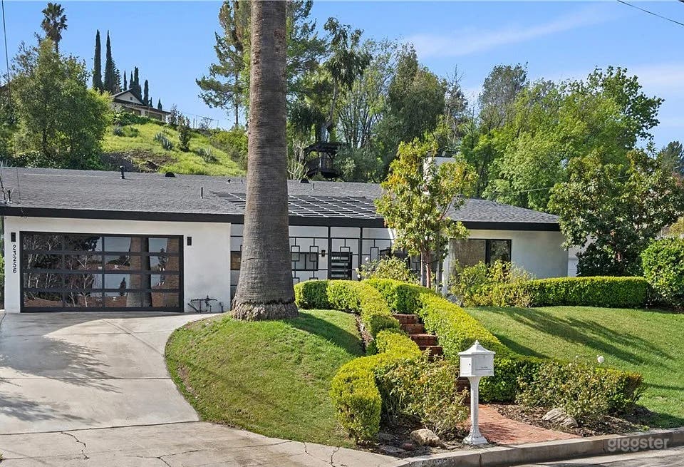 Luxurious 4 bedroom with a Fancy Pool Photo 1
