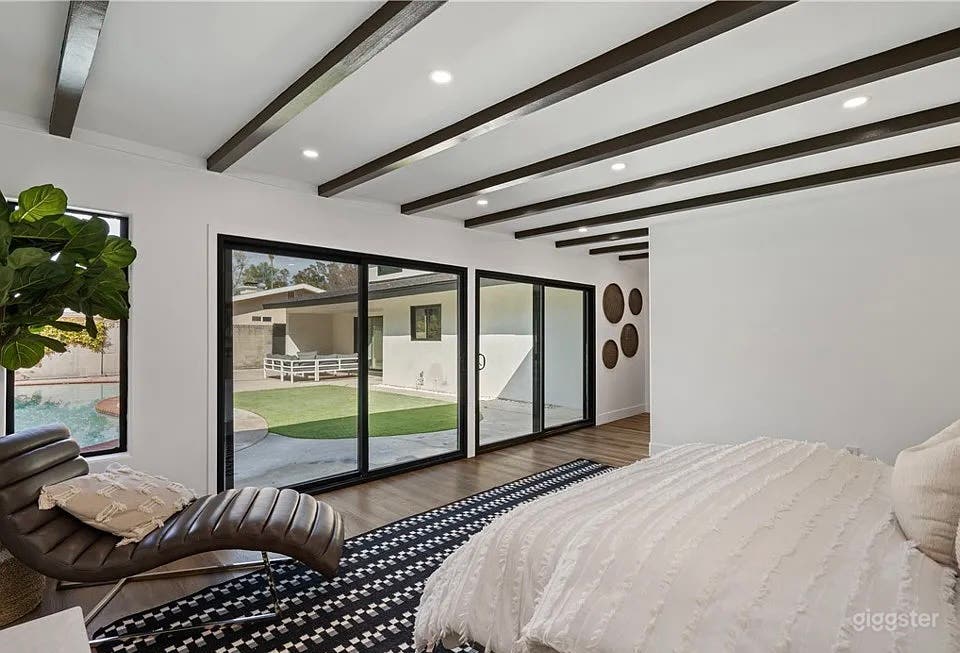 Luxurious 4 bedroom with a Fancy Pool Photo 2