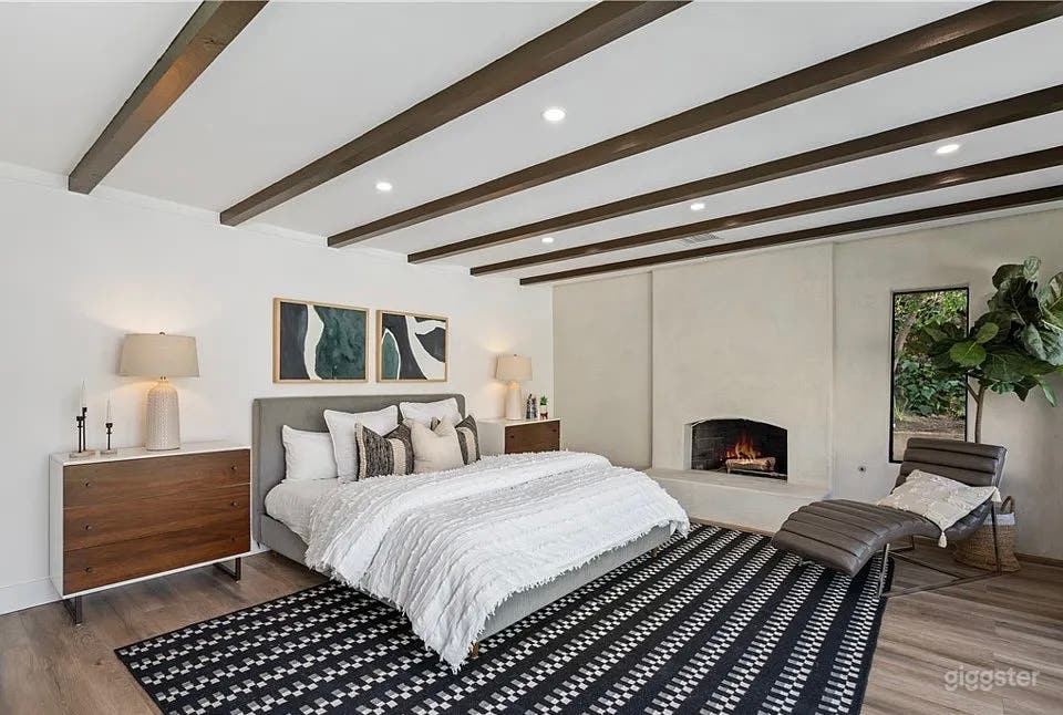 Luxurious 4 bedroom with a Fancy Pool Photo 4