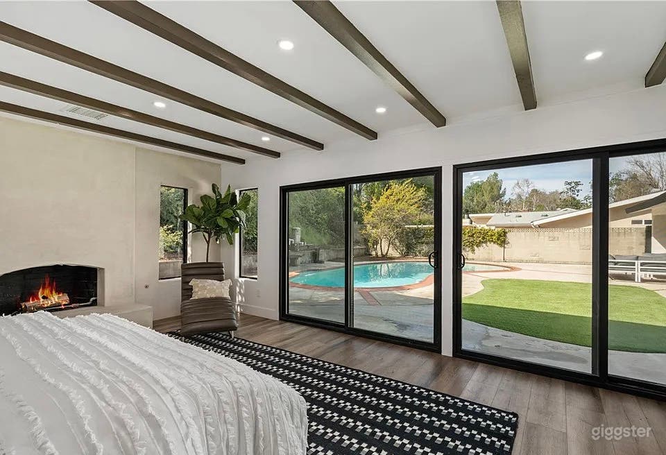 Luxurious 4 bedroom with a Fancy Pool Photo 3