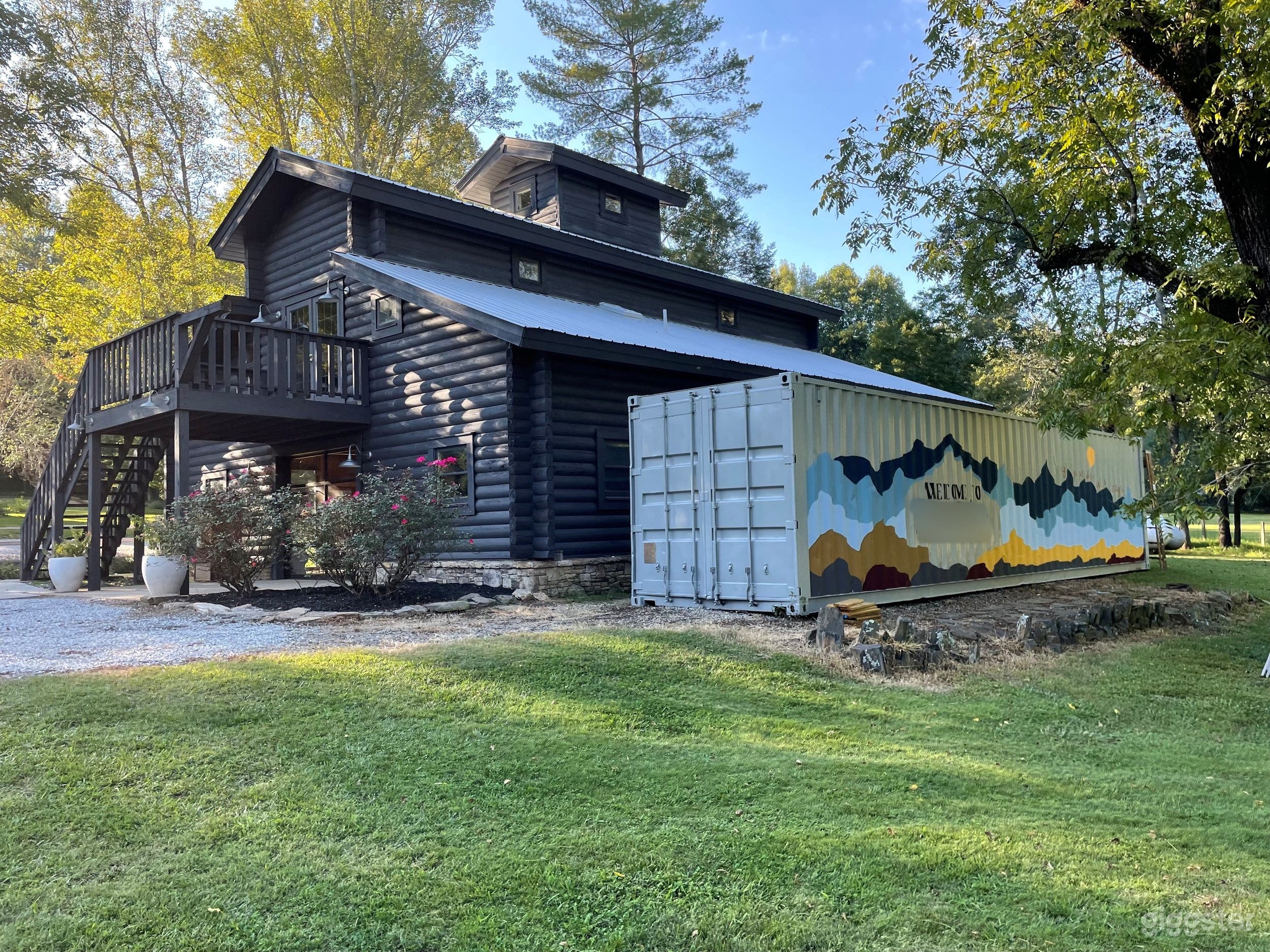 The Cocktail Hour Cabin Photo 3