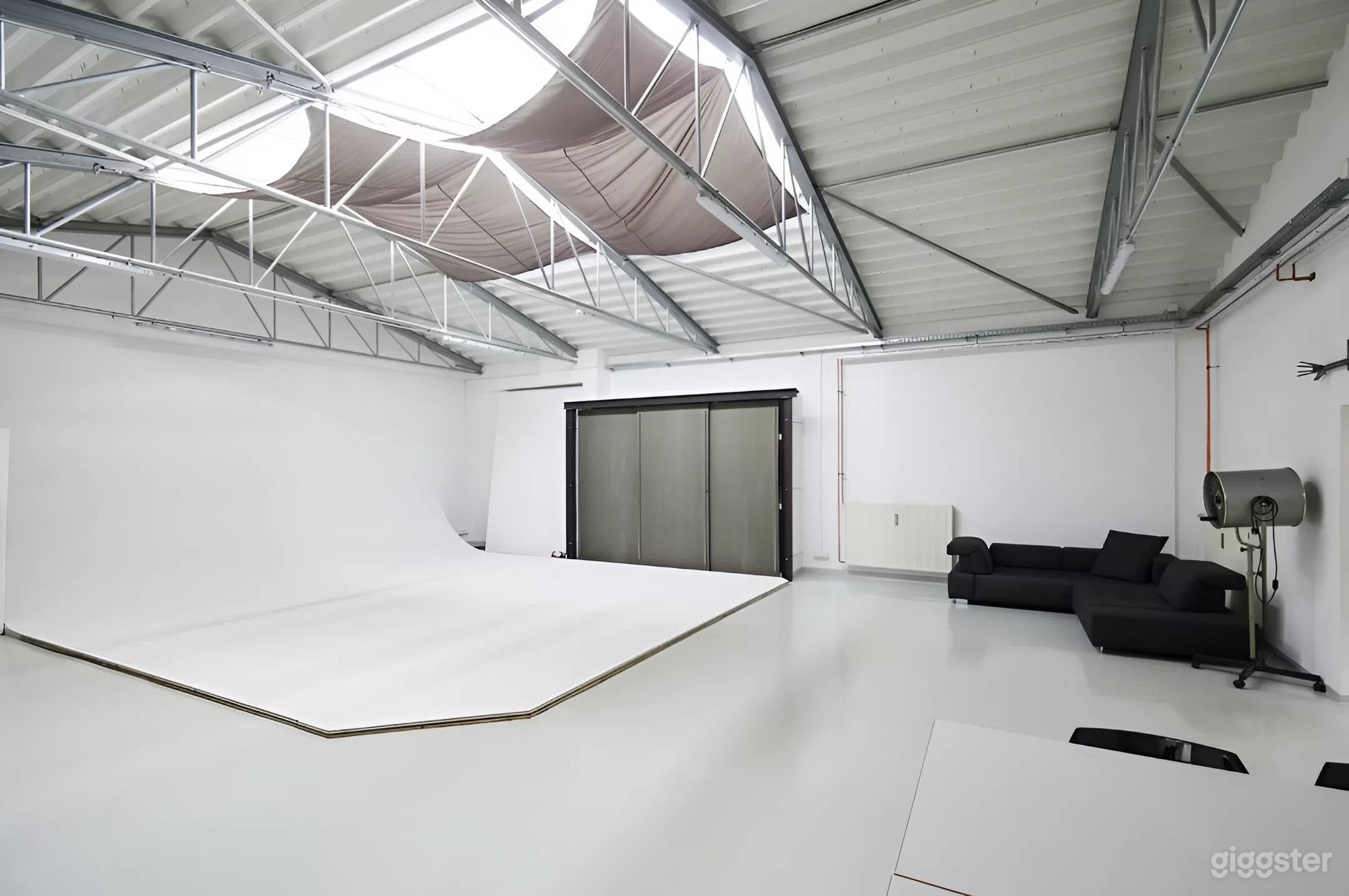 120 qm Foto- & Video-Studio in Köln mit Cove-Wand Foto 2