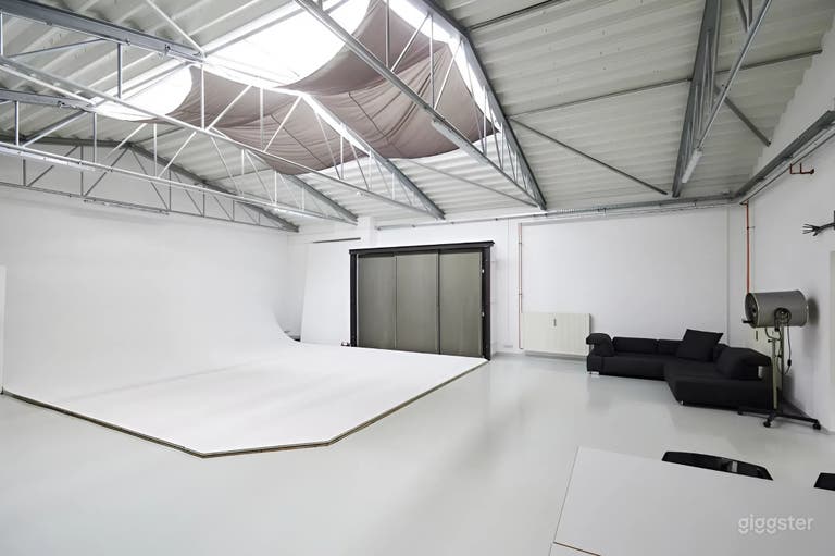  120 sqm Photo & Video Studio in Cologne with Cove Wall 