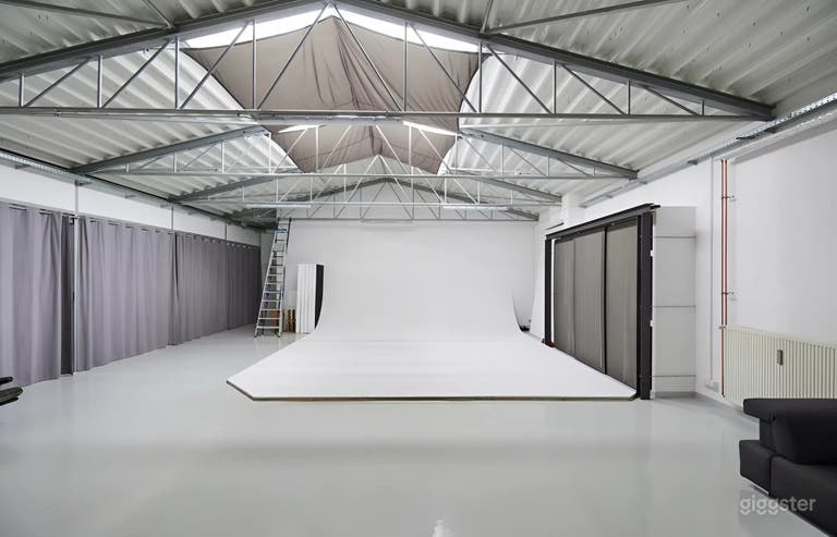  120 sqm Photo & Video Studio in Cologne with Cove Wall 