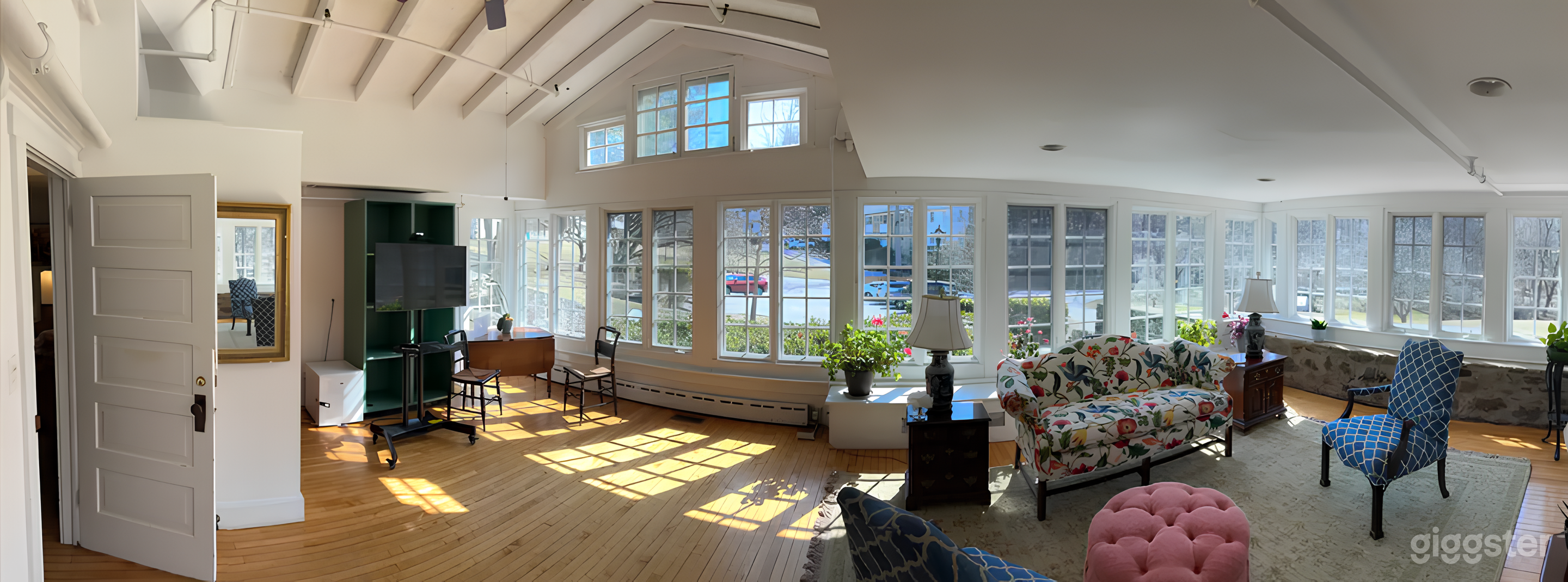 Bright Vintage Sunroom for Film & Photoshoots Photo 1