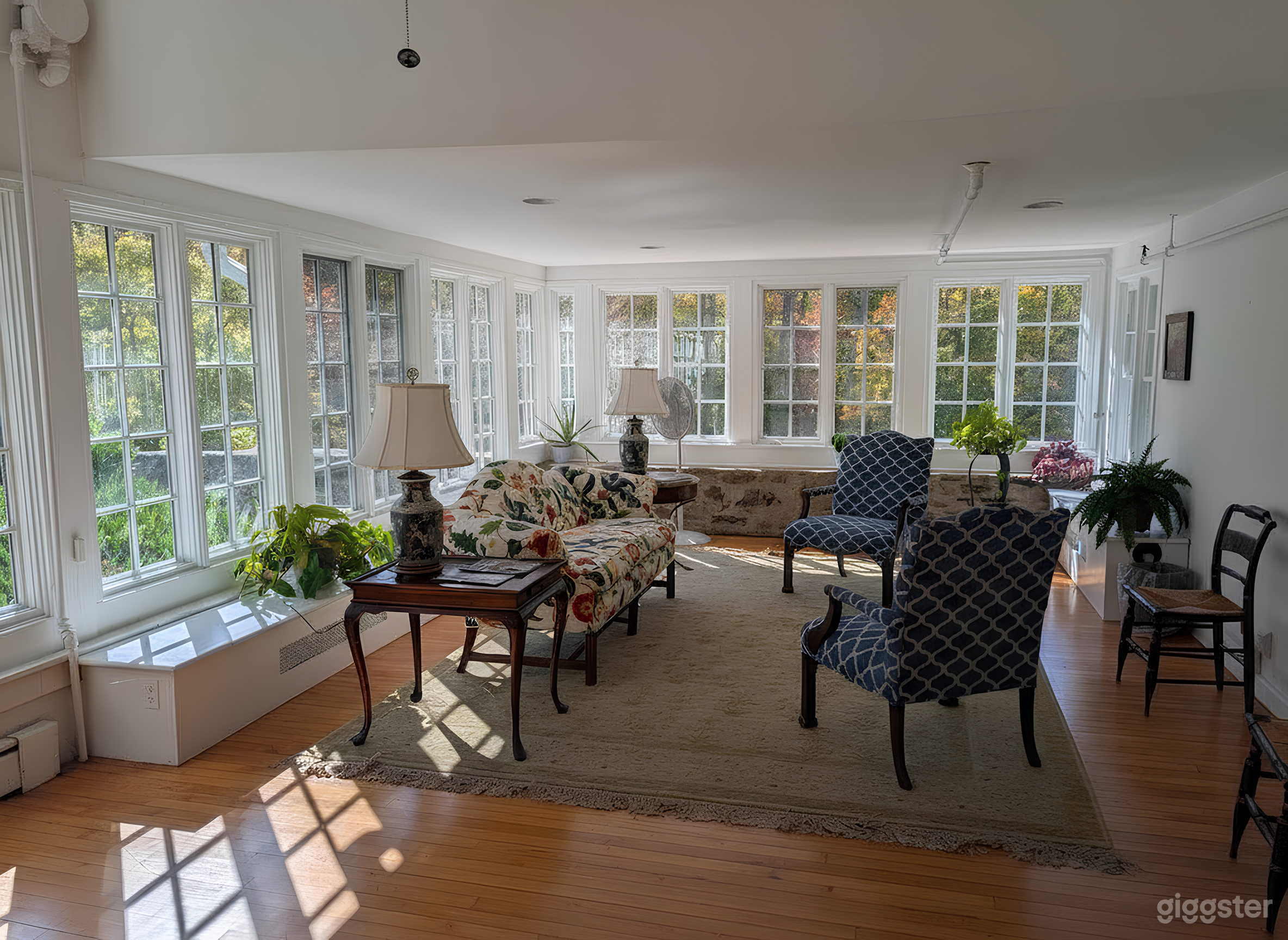 Bright Vintage Sunroom for Film & Photoshoots Photo 2