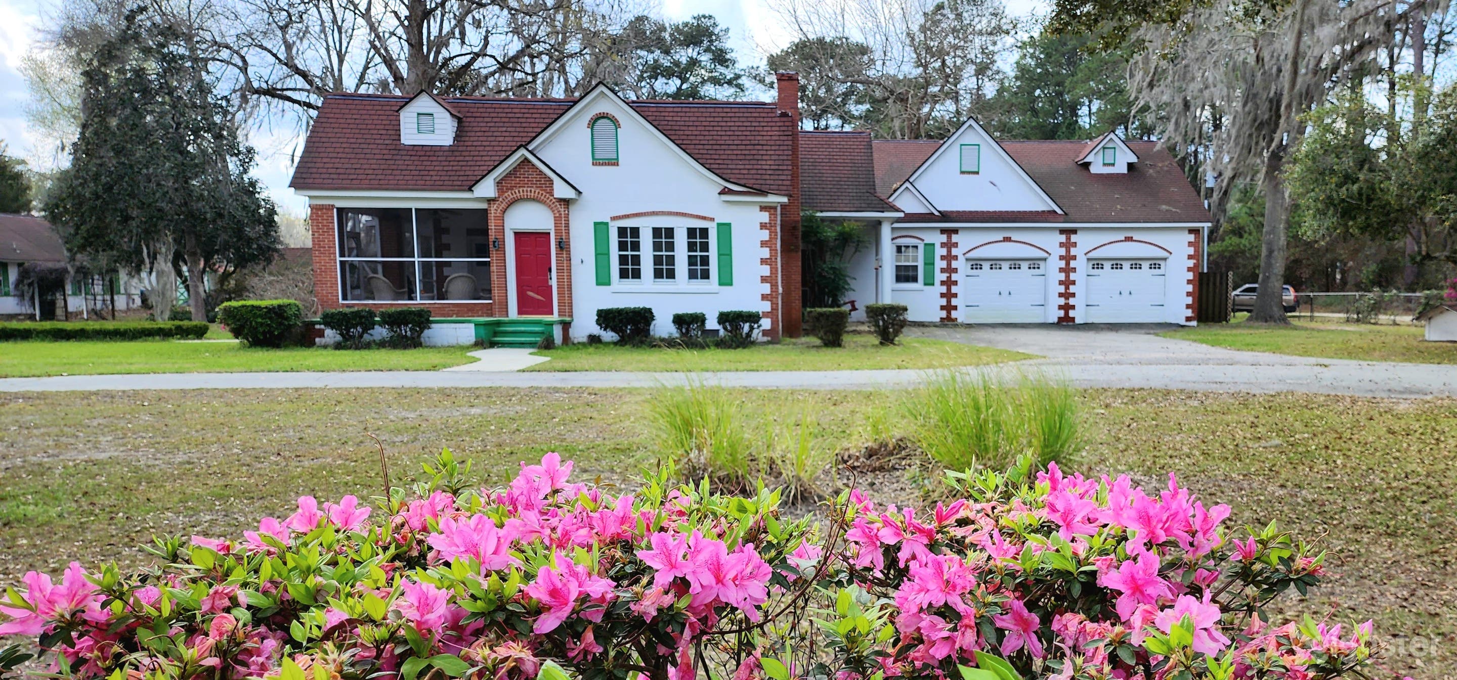 This little cottage is spacious and ready for you!