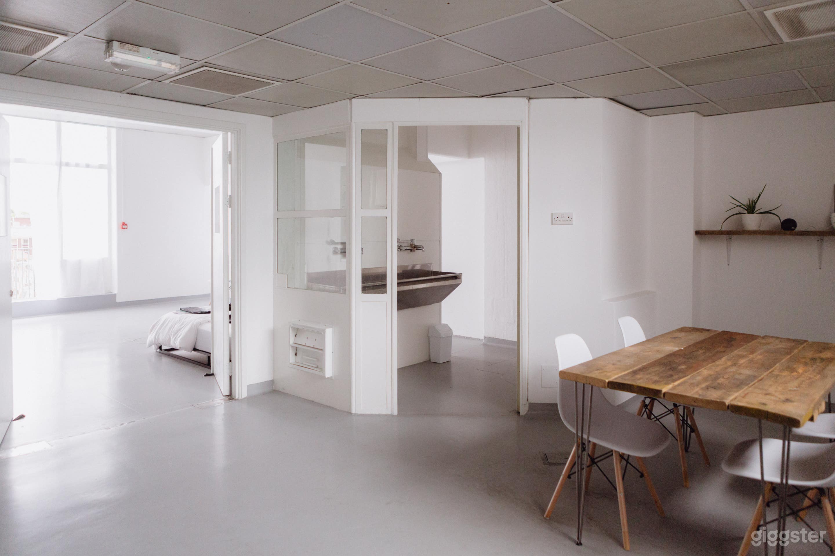 White Space Penthouse Studios Photo 2