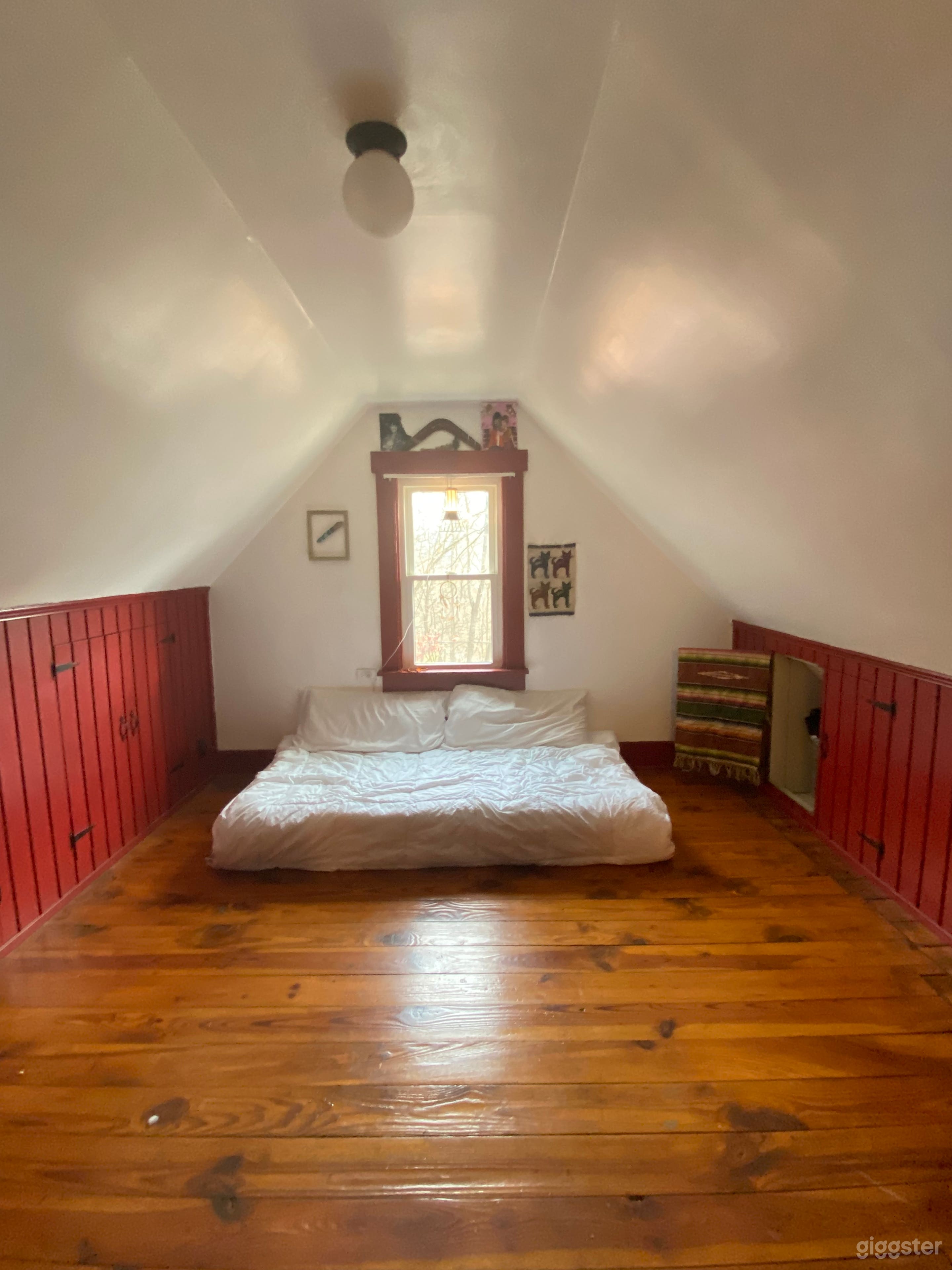 Woodsy Cottage w/overlooking creek views from deck Photo 1