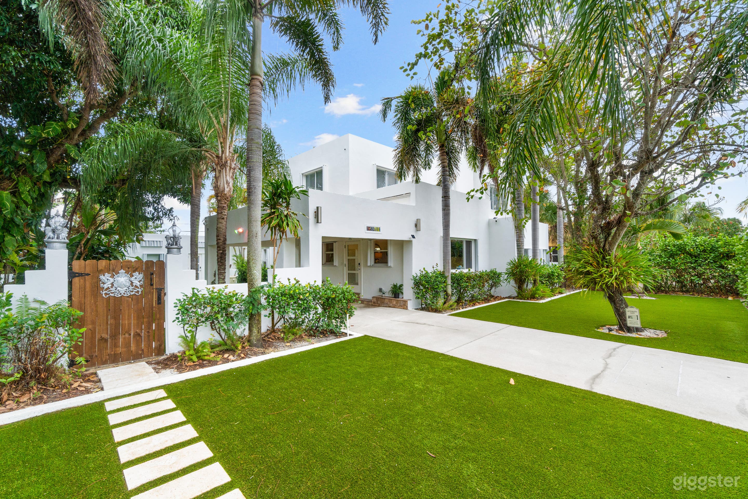 Bright And Sunny House Photo 1