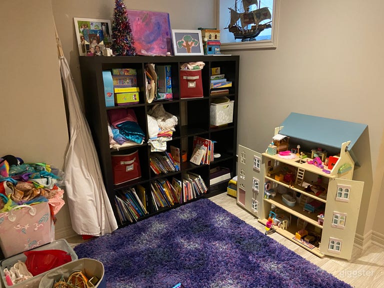  4 bed Leaside family home deck/playhouse/trampolin 