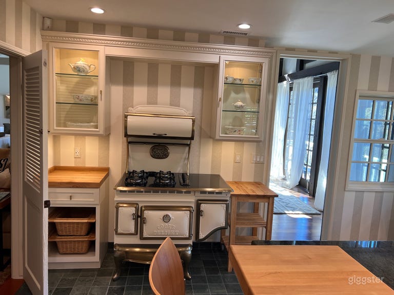  European Lake House w/ rustic garden, boat & dock 