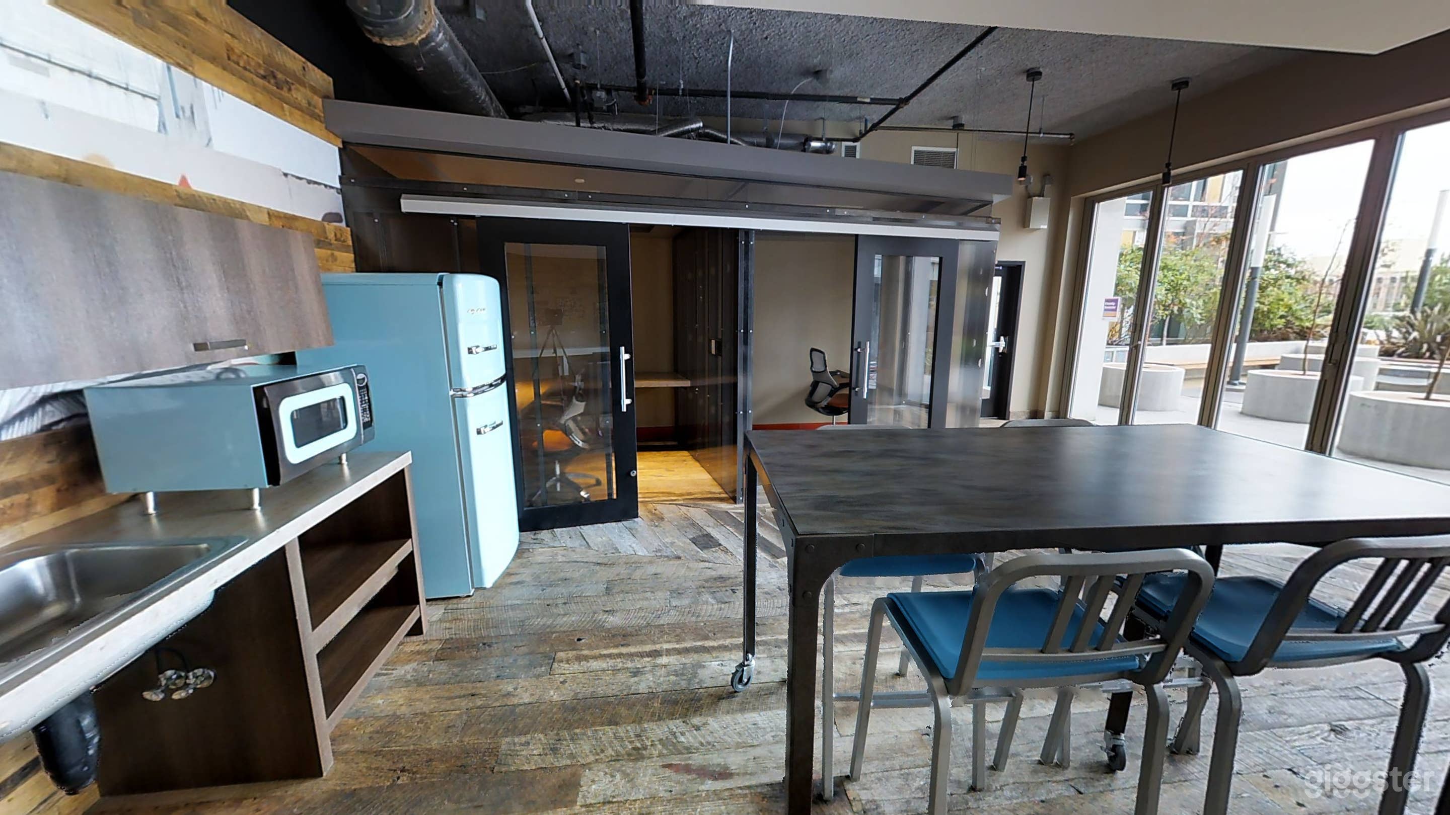 Modern Lounge in San Francisco’s Mid-Market District Photo 4