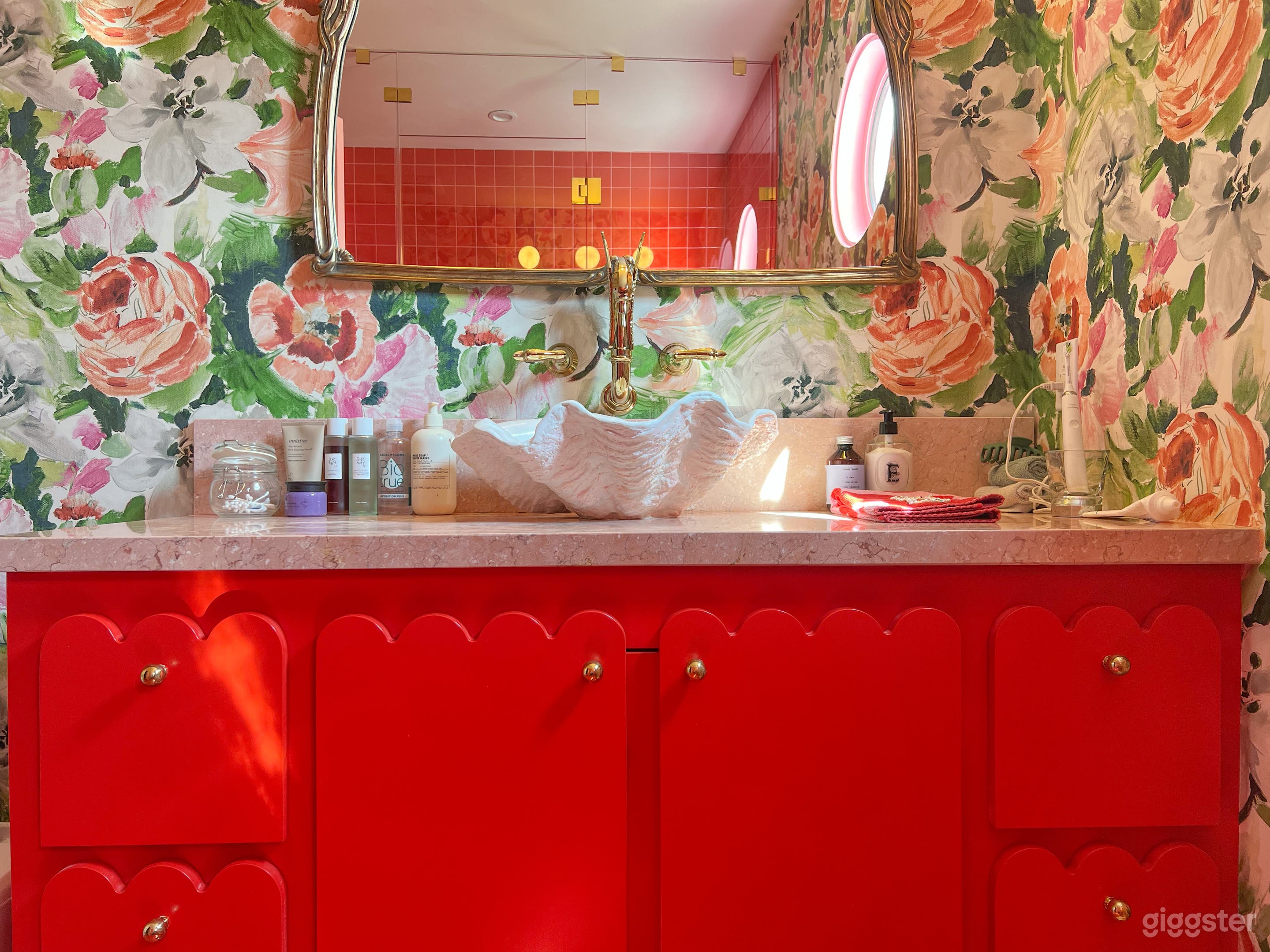 Flamboyant swan bathroom!