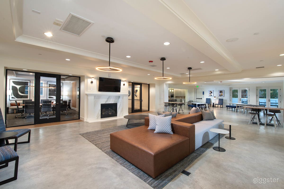 Grand, Spacious Lounge &amp; Terrace in Costa Mesa Photo 1