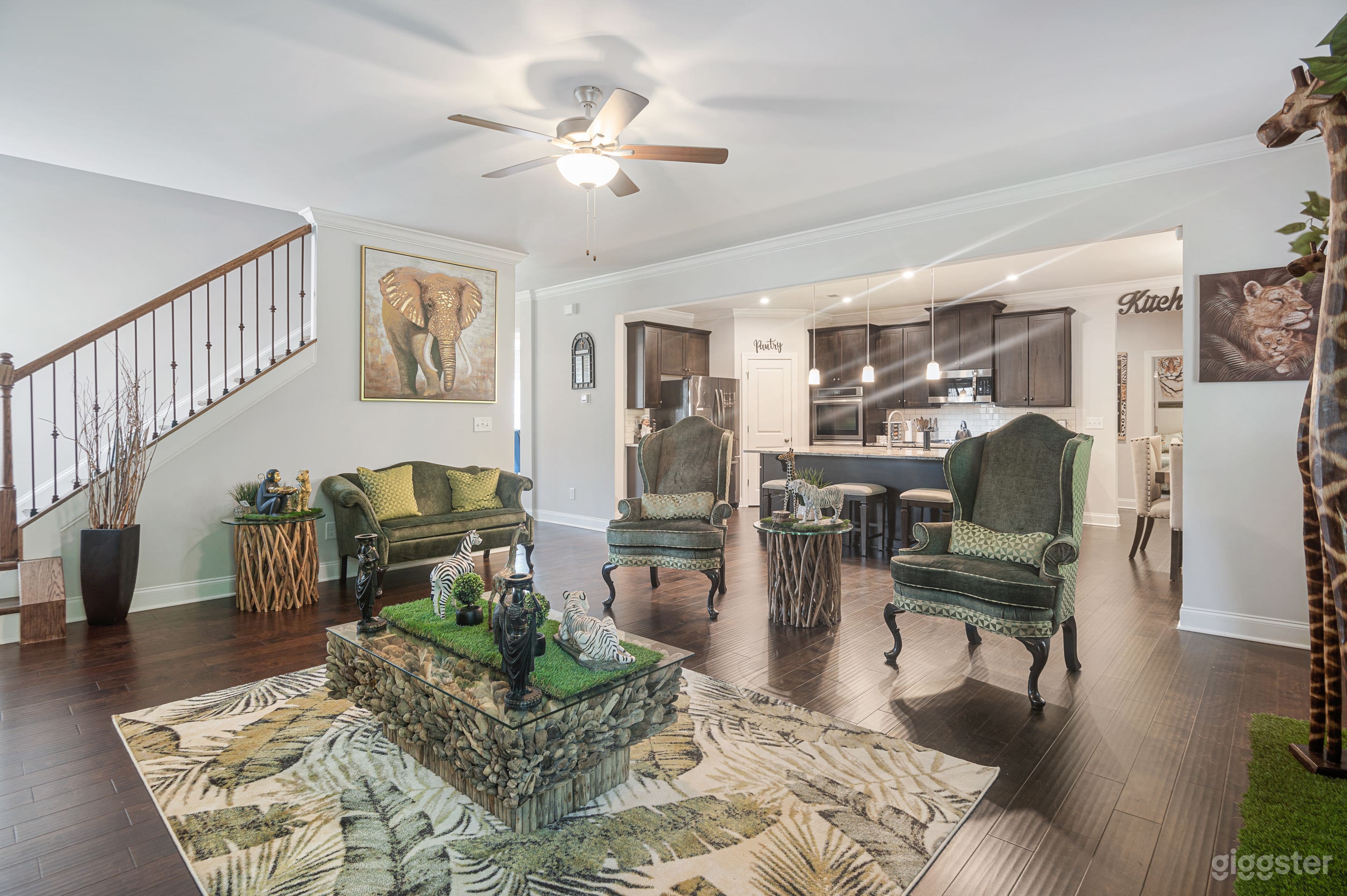 Luxurious Lake House Photo 3