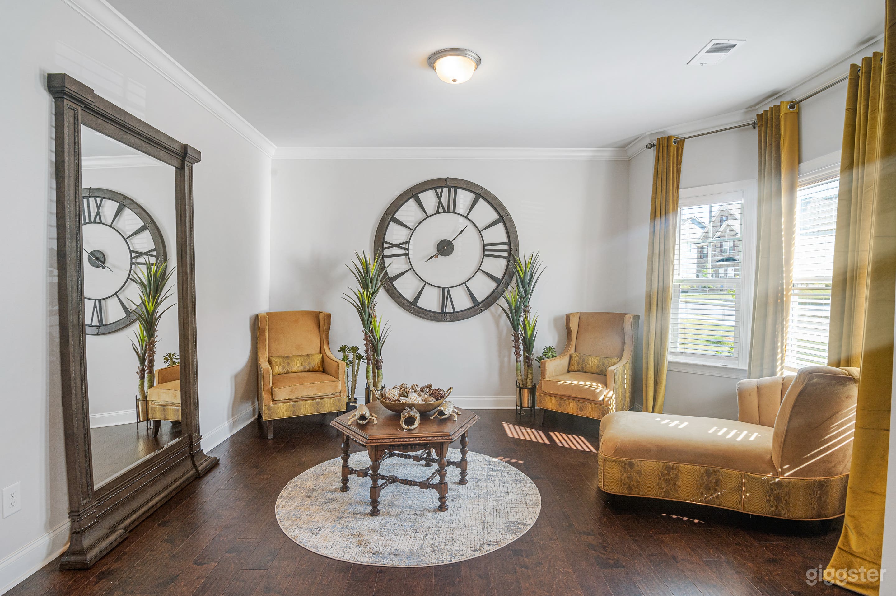 Luxurious Lake House Photo 4