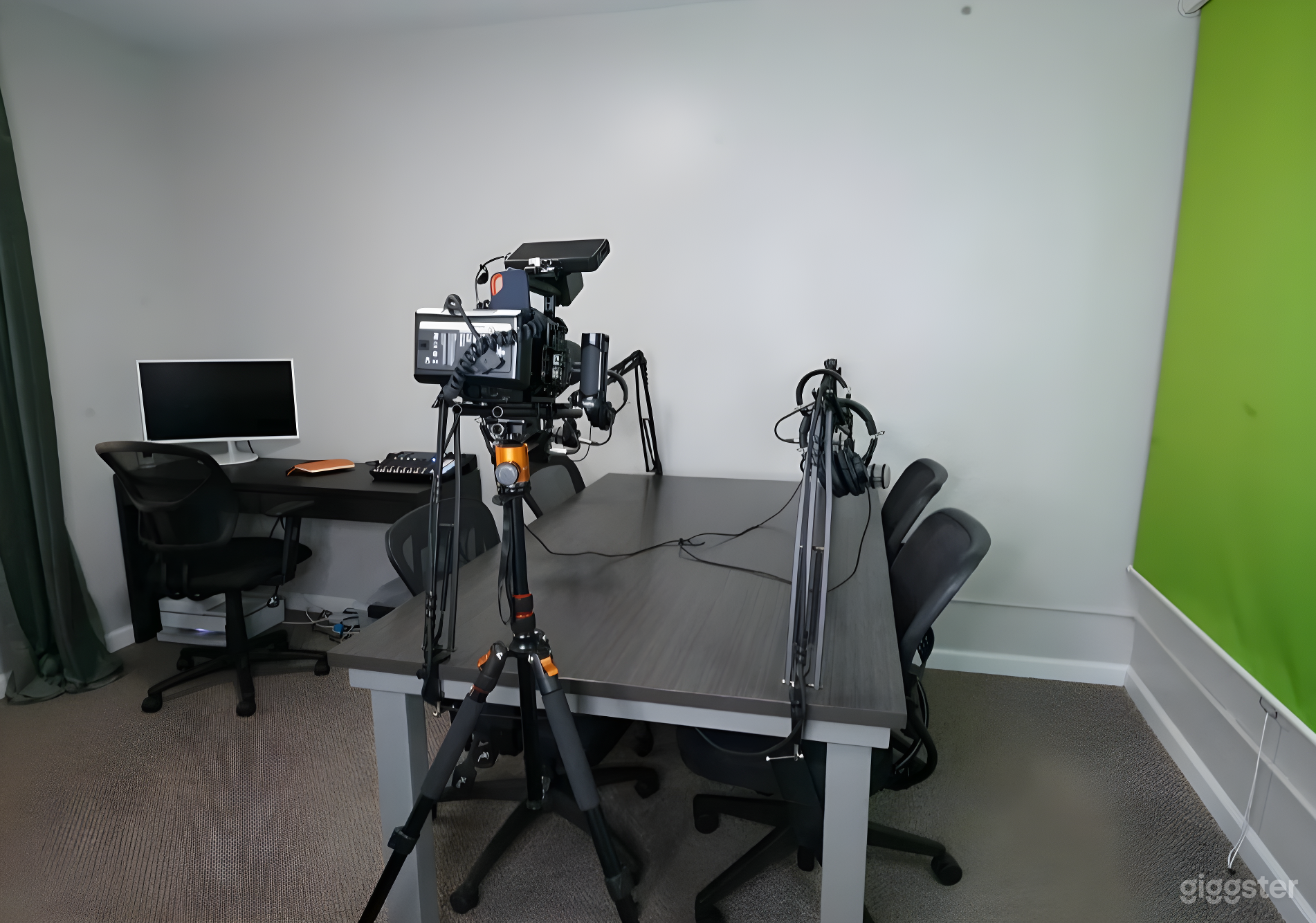 Versatile Photo &amp; Podcast Studio w/ Green Screen Photo 4