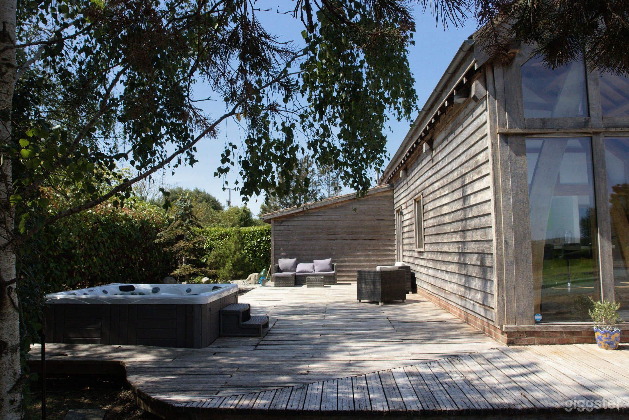 Oak-Framed Barn with Hot Tub, Sauna & 4-Acre Gardens Photo 4