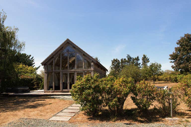  Oak-Framed Barn with Hot Tub, Sauna & 4-Acre Gardens 