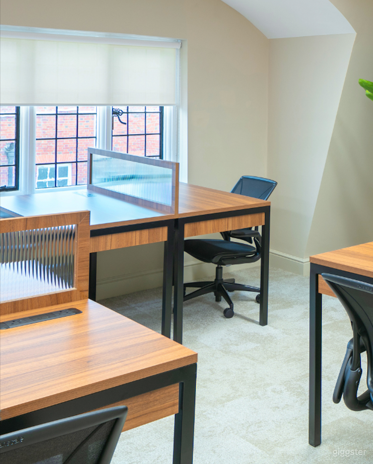 Modern Desk Office in London Photo 4