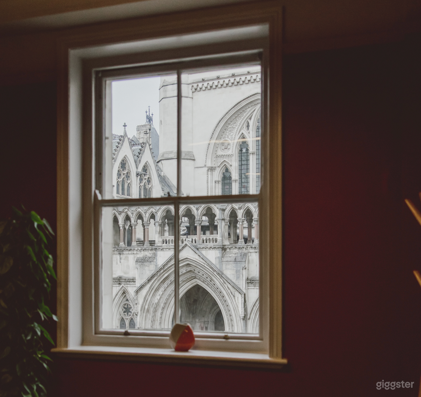 Modern Desk Office in London Photo 2