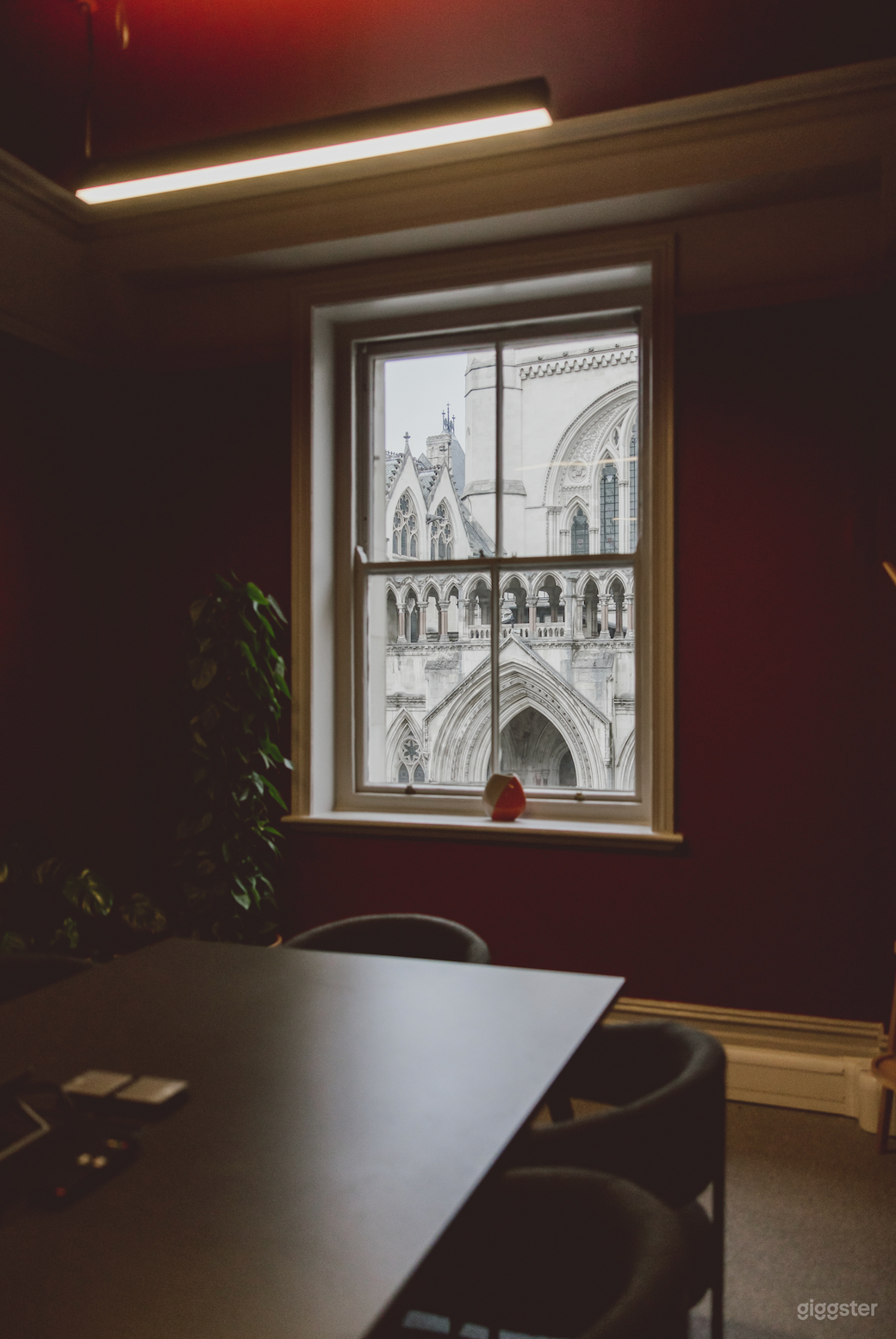 Modern Desk Office in London Photo 3