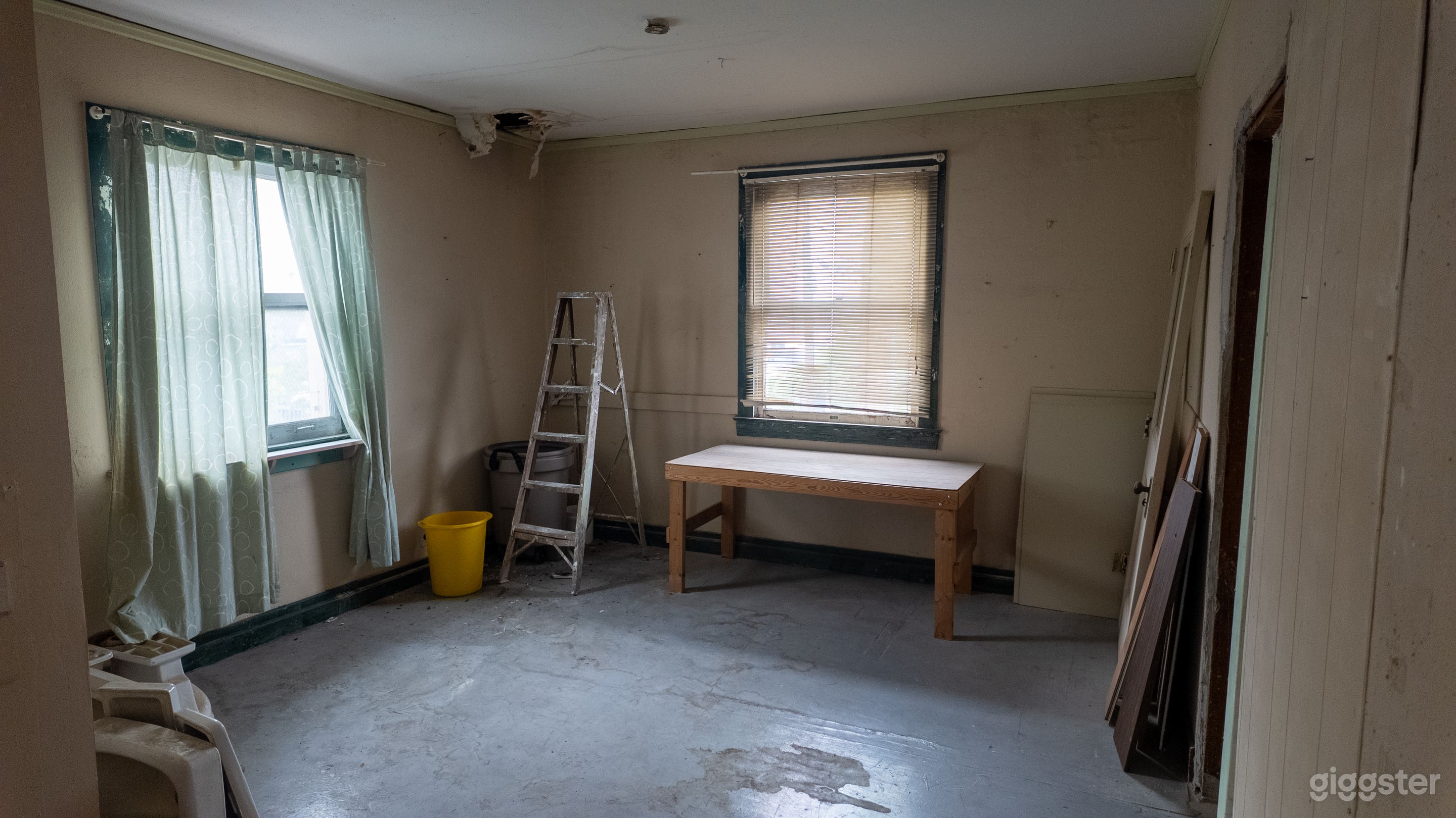 Horror Eerie 9,000 SqFt Abandoned 2nd floor Office Photo 2