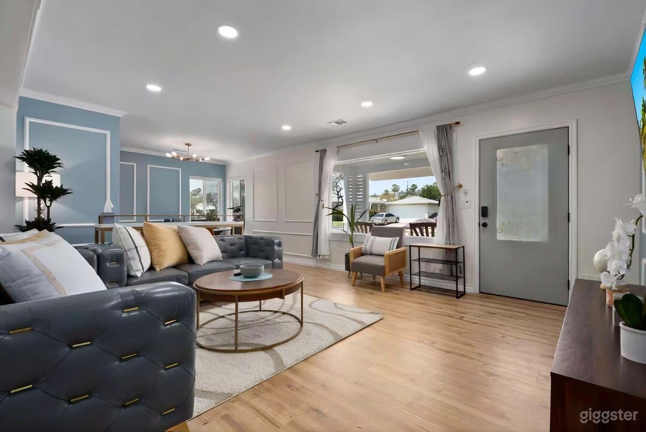 Spacious & Stylish Los Angeles Home – Bright Interior + Flex Photo 2