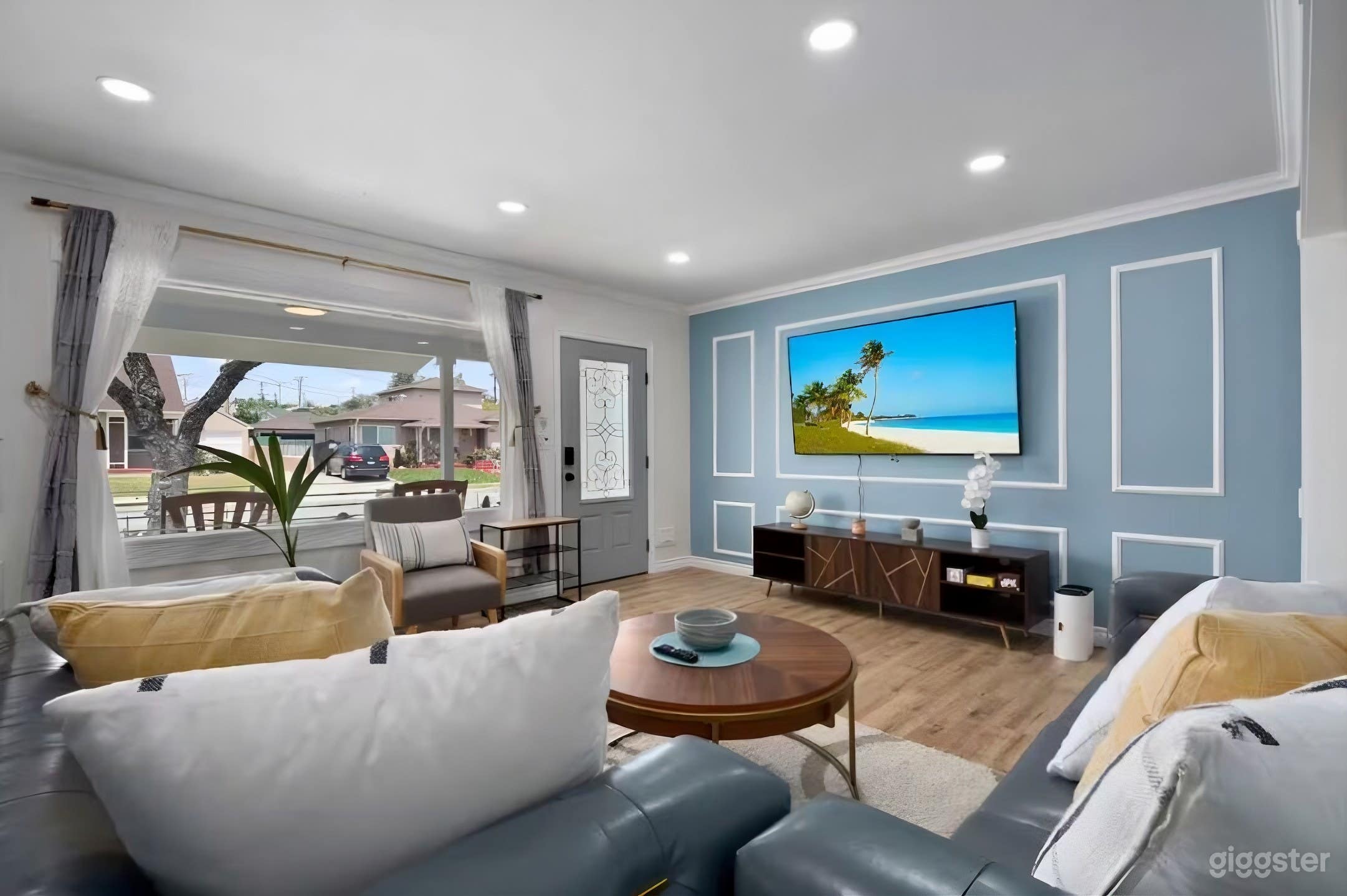 Spacious & Stylish Los Angeles Home – Bright Interior + Flex Photo 4